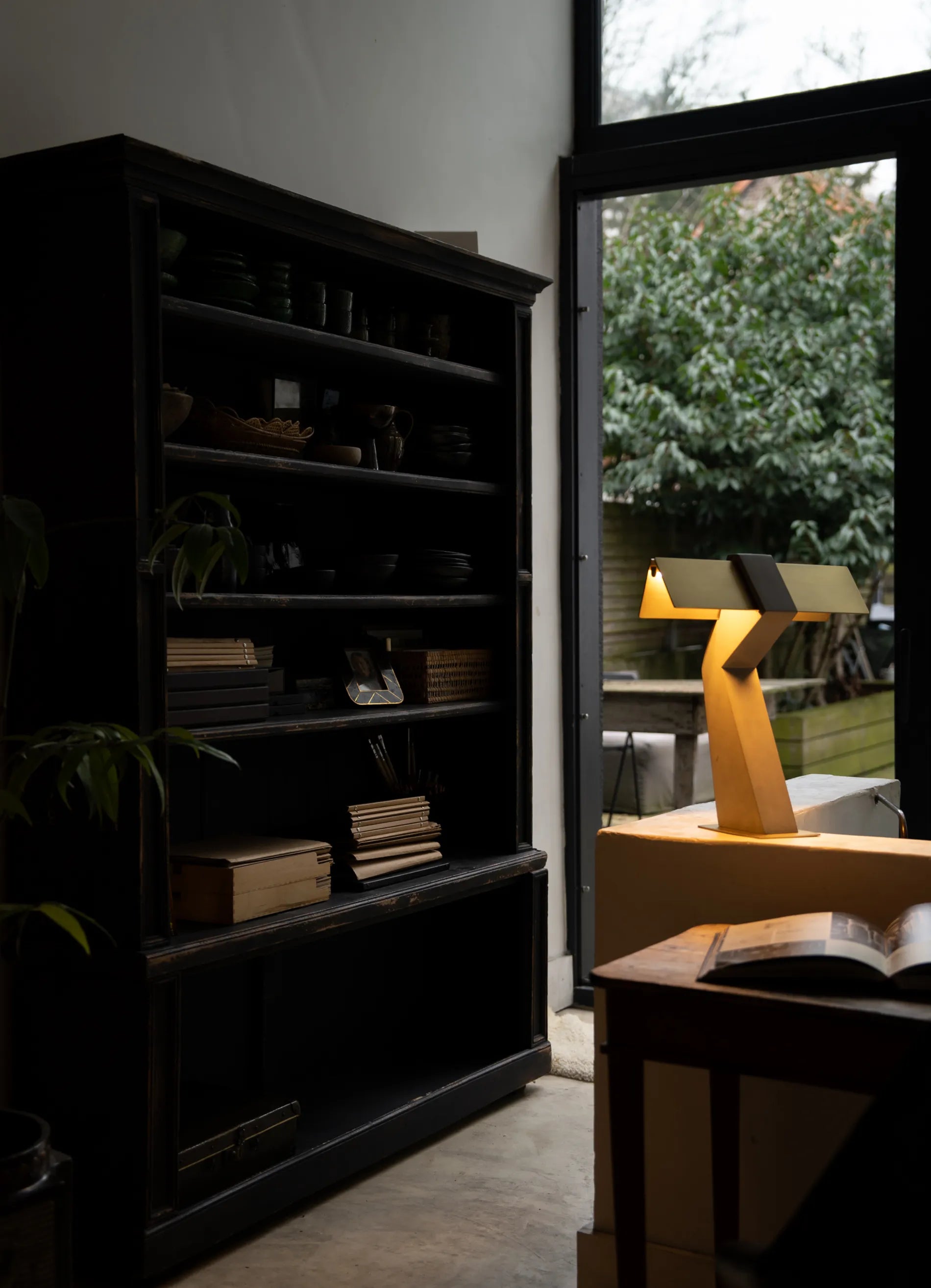 dcw-ditions-collection-cauvet-tau-lampe-poser-b-ton-et-acier image 3