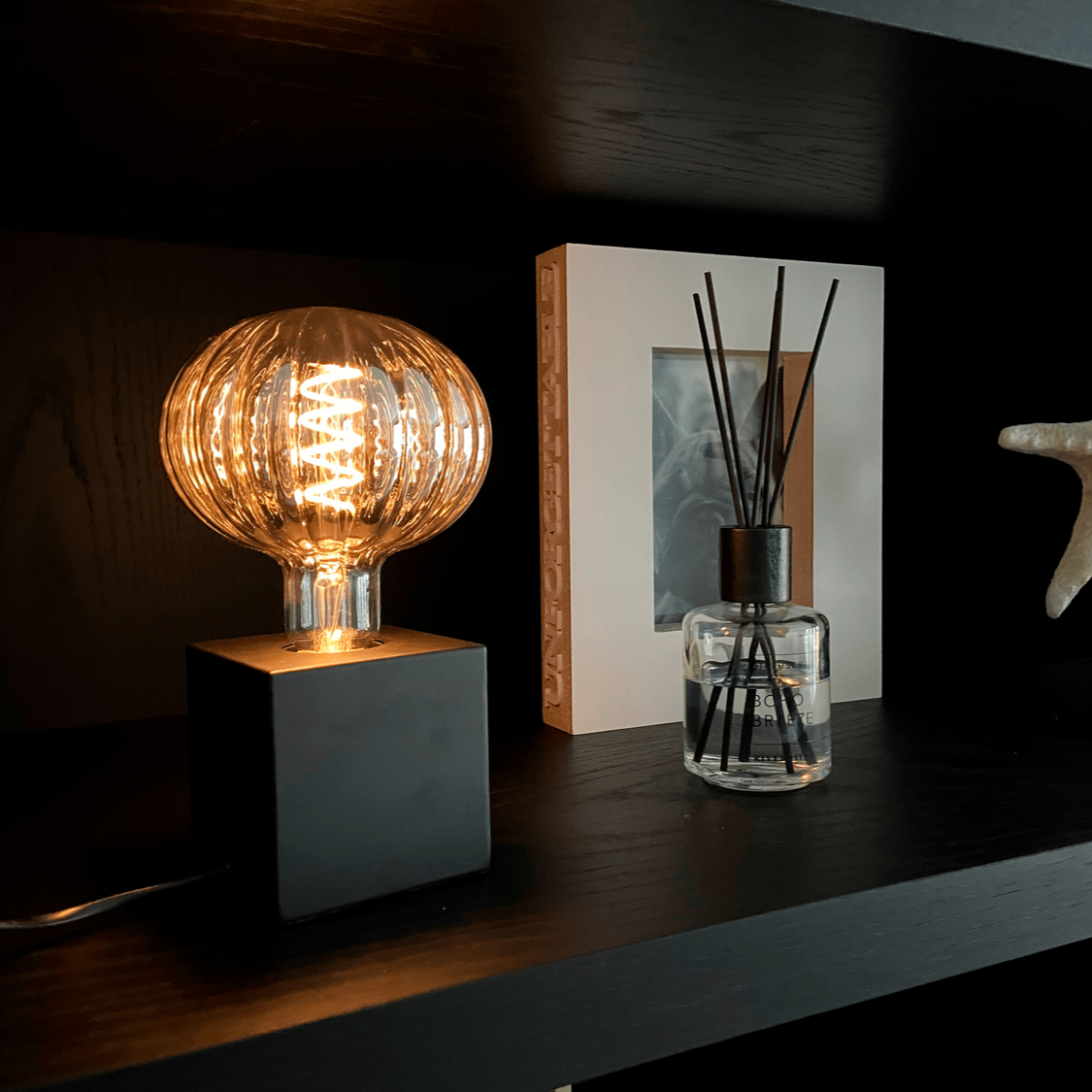 calex-lampe-de-table-carr-e-e27-noir image 5