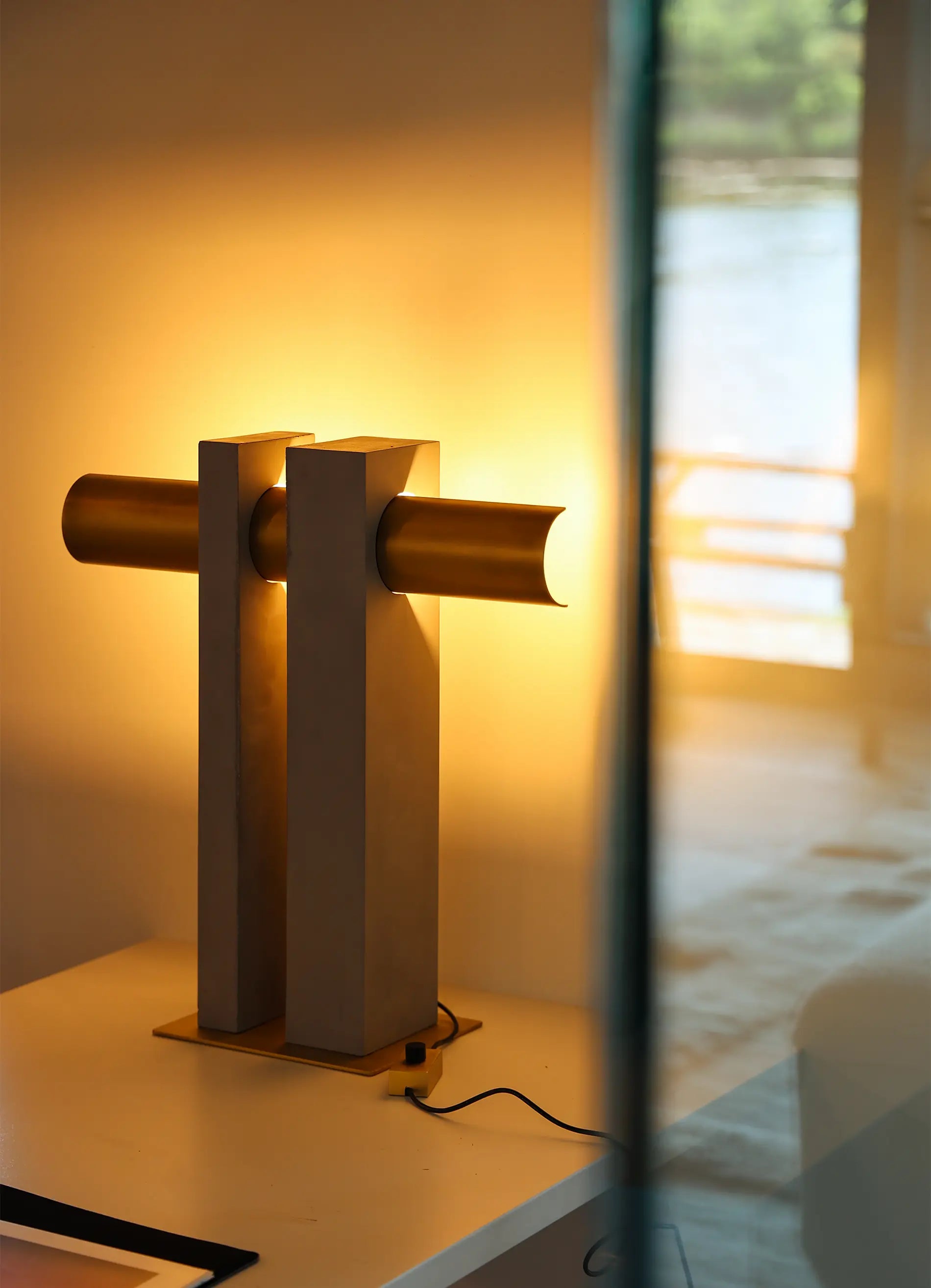 dcw-ditions-collection-cauvet-pi-lampe-poser-b-ton-et-acier image 4