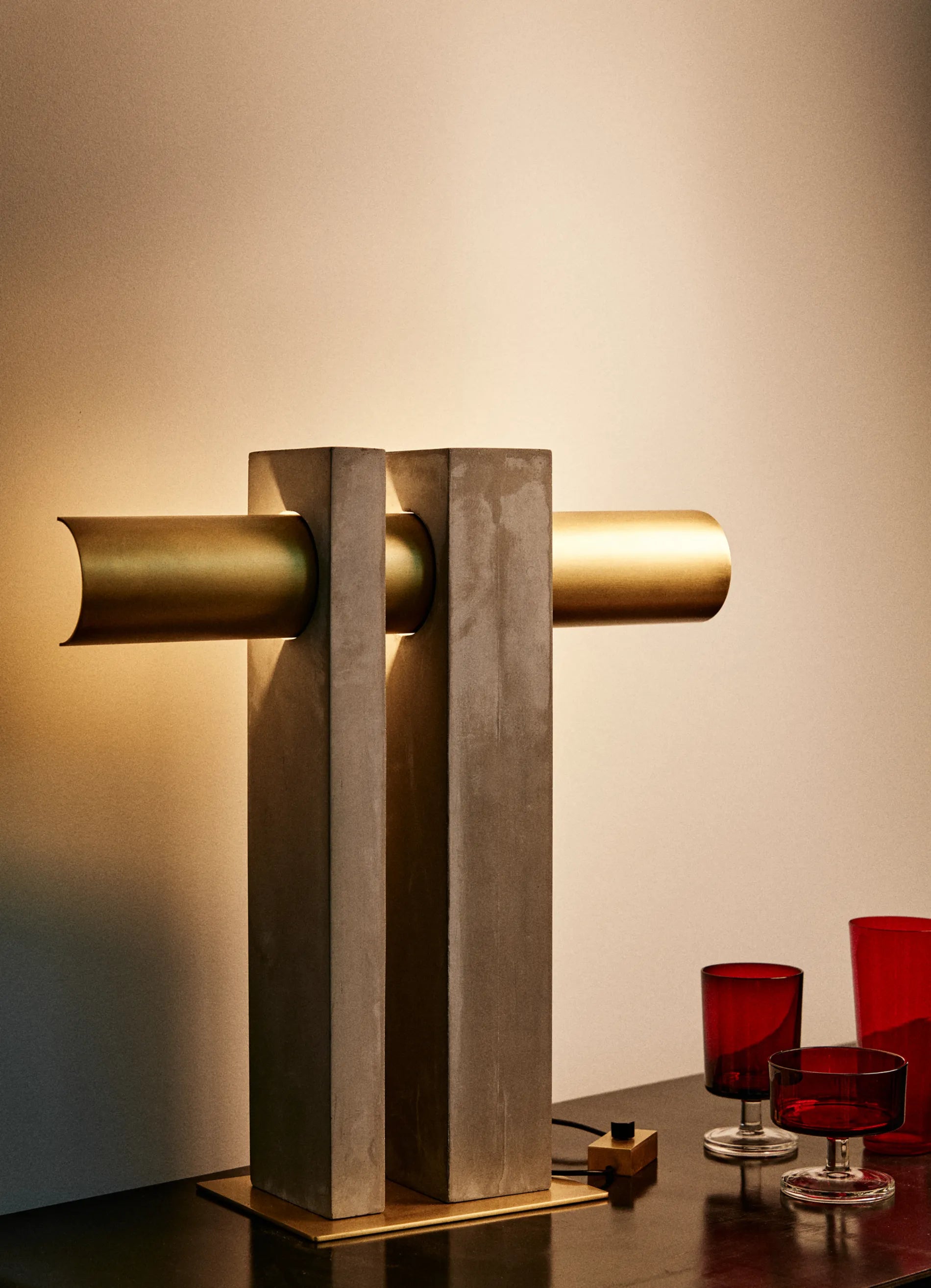 dcw-ditions-collection-cauvet-pi-lampe-poser-b-ton-et-acier image 5