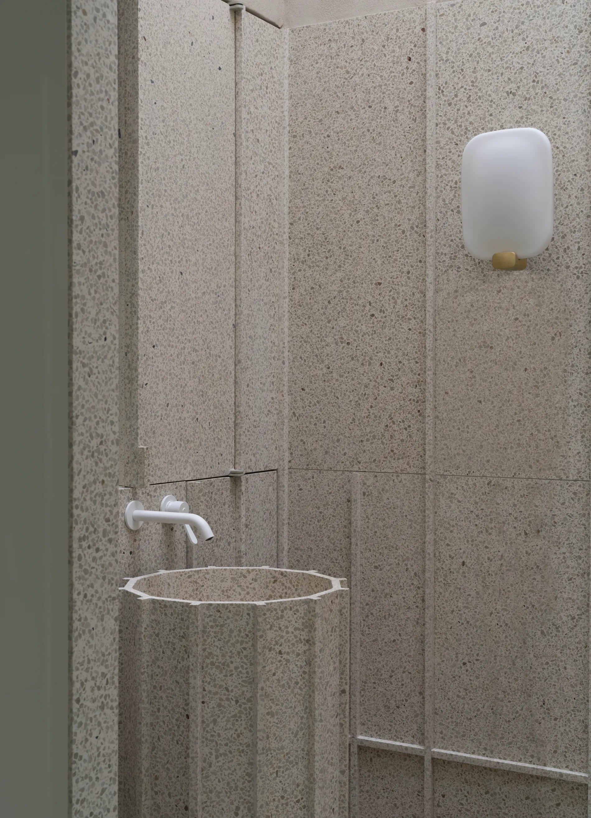 dcw-ditions-light-me-tender-vertical-applique-murale-salle-de-bain image 6