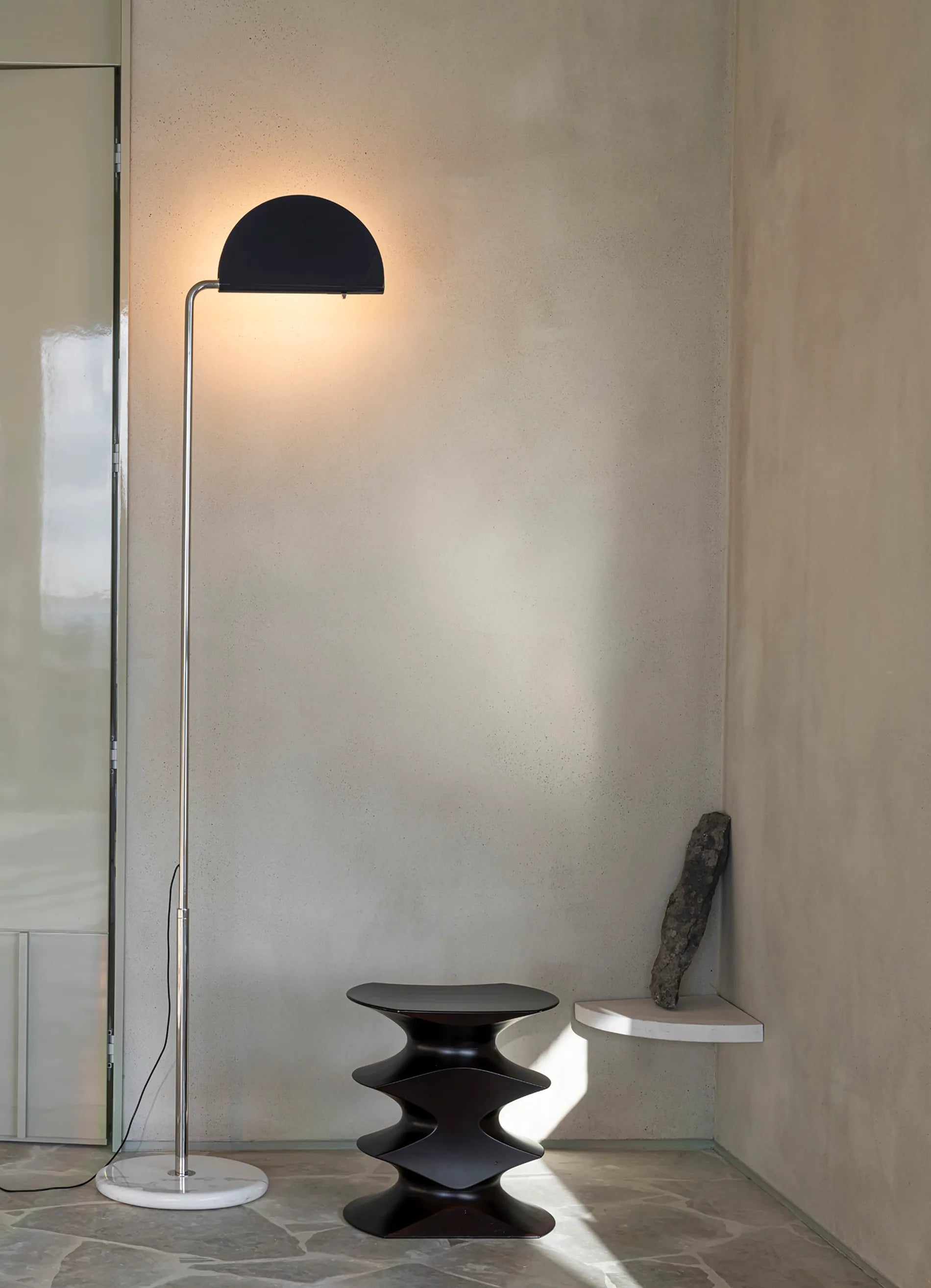 dcw-ditions-mezzaluna-floor-lampadaire-led-acier-marbre-et-aluminium-noir image 8