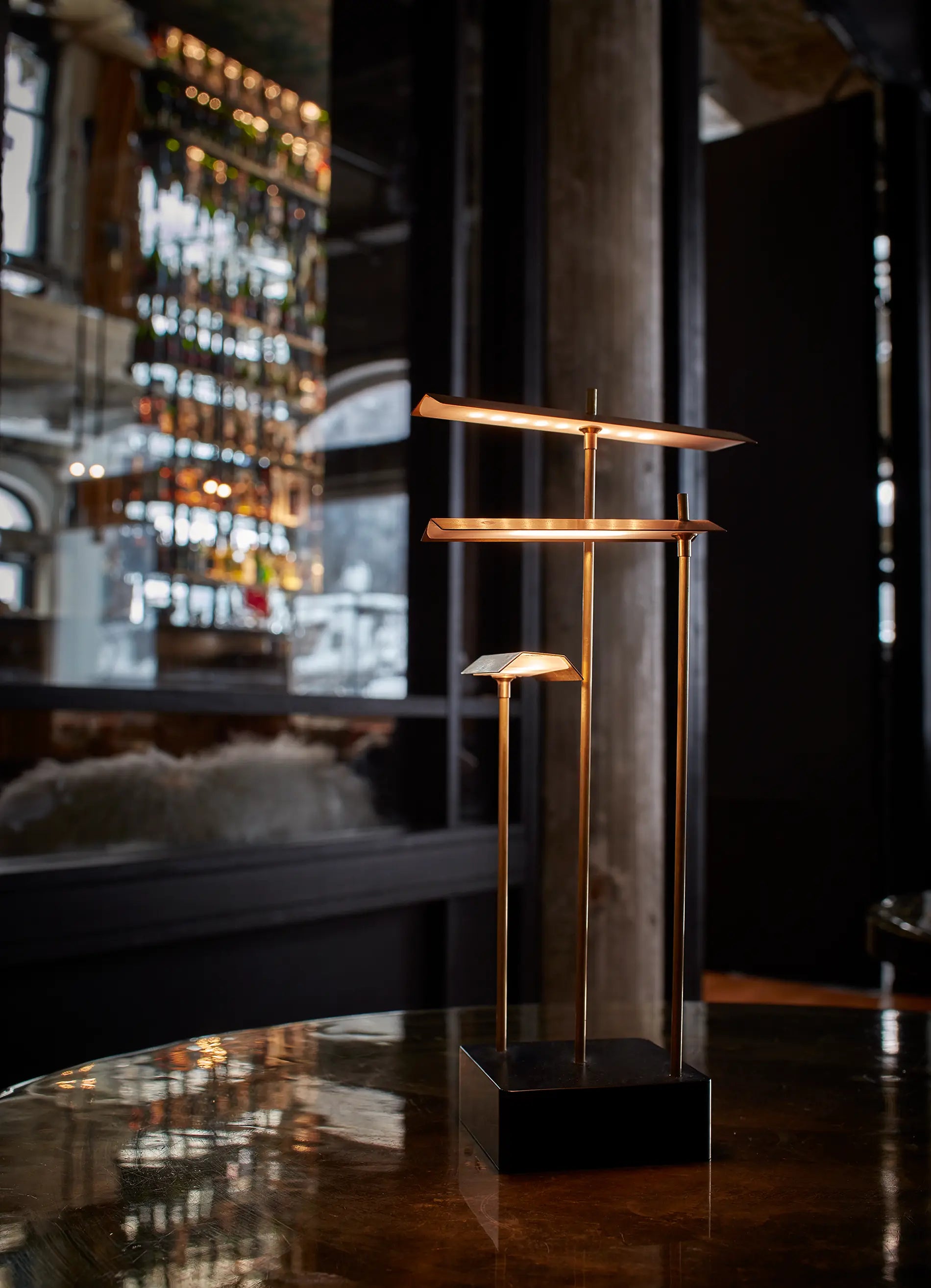 dcw-ditions-knokke-eric-de-dorma-l-lampe-de-table-sans-fil-acier-laiton image 2
