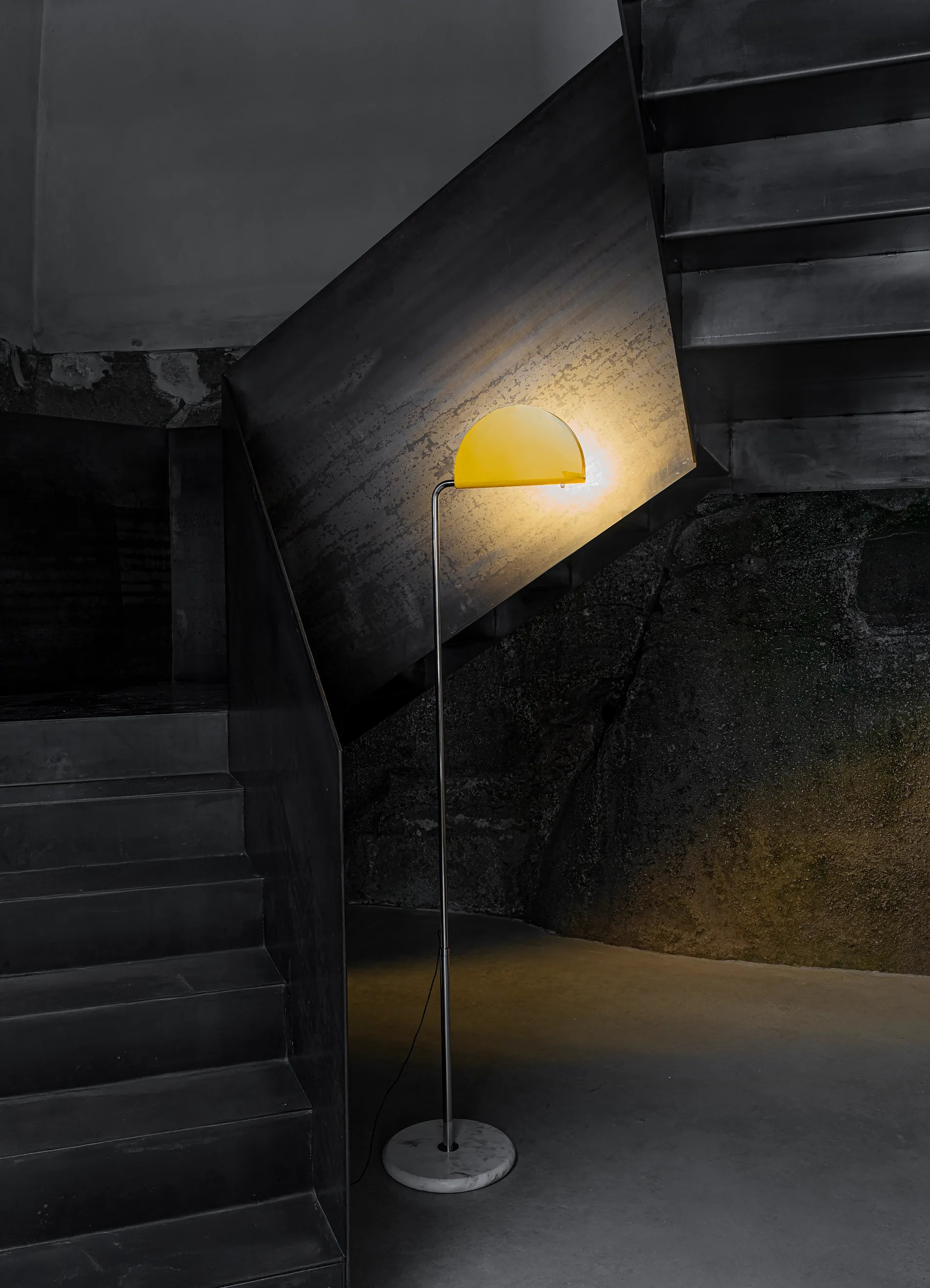 dcw-ditions-mezzaluna-floor-lampadaire-led-acier-marbre-et-aluminium-noir image 6