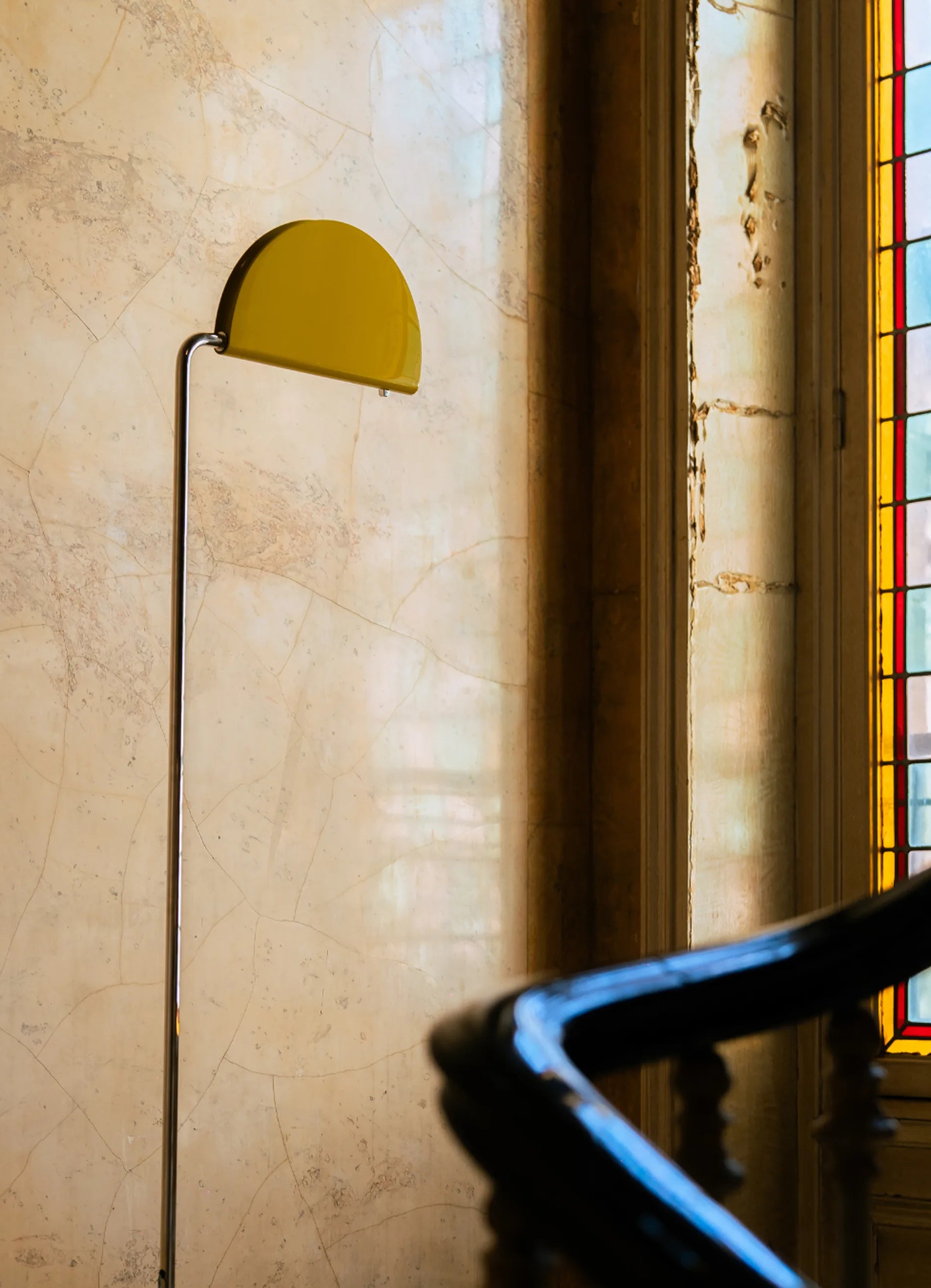 dcw-ditions-mezzaluna-floor-lampadaire-led-acier-marbre-et-aluminium-noir image 5