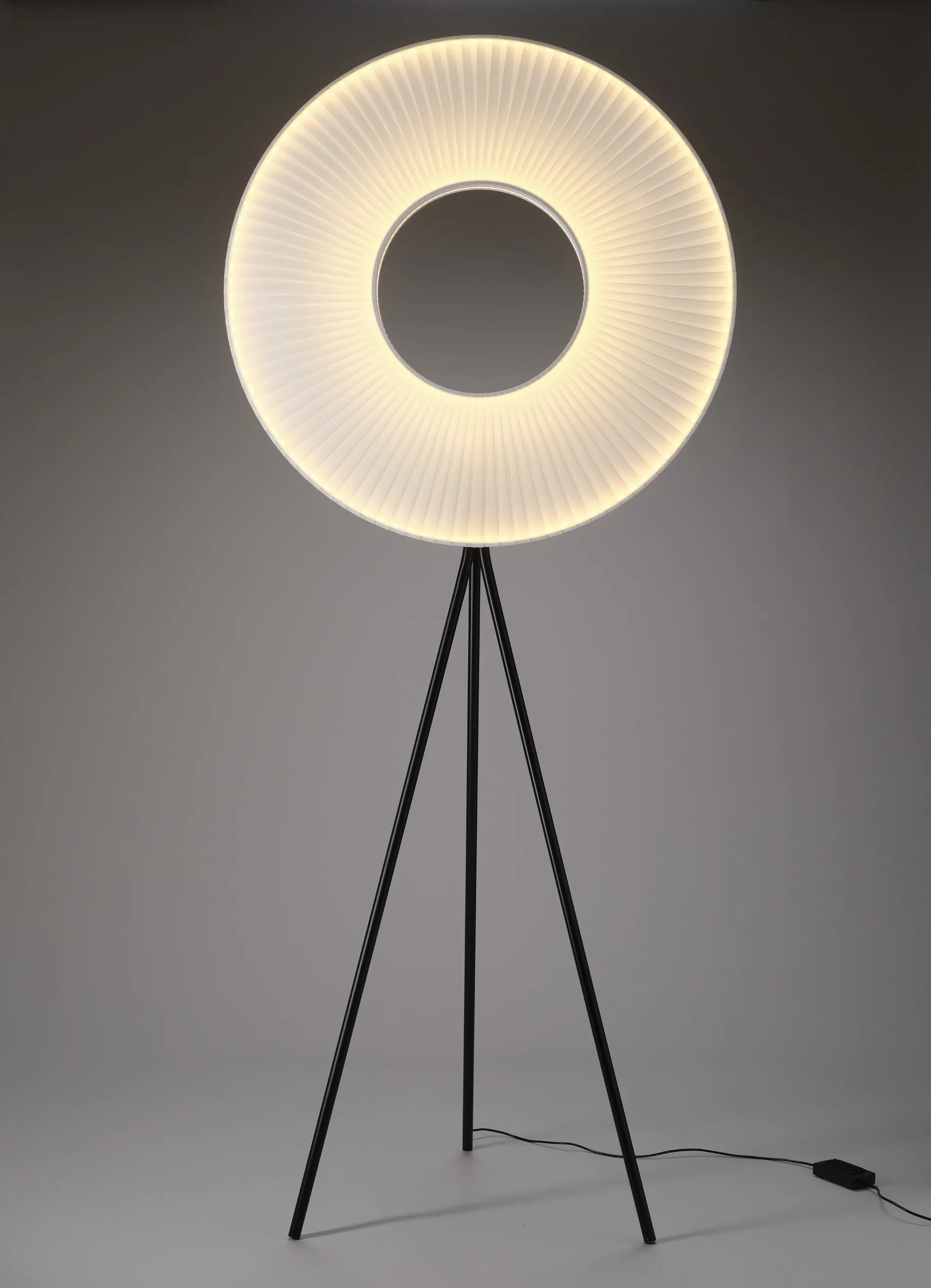 dcw-ditions-iris-floor-tripod-80-lampadaire-disque-led-80-cm-tr-pied-noir image 2