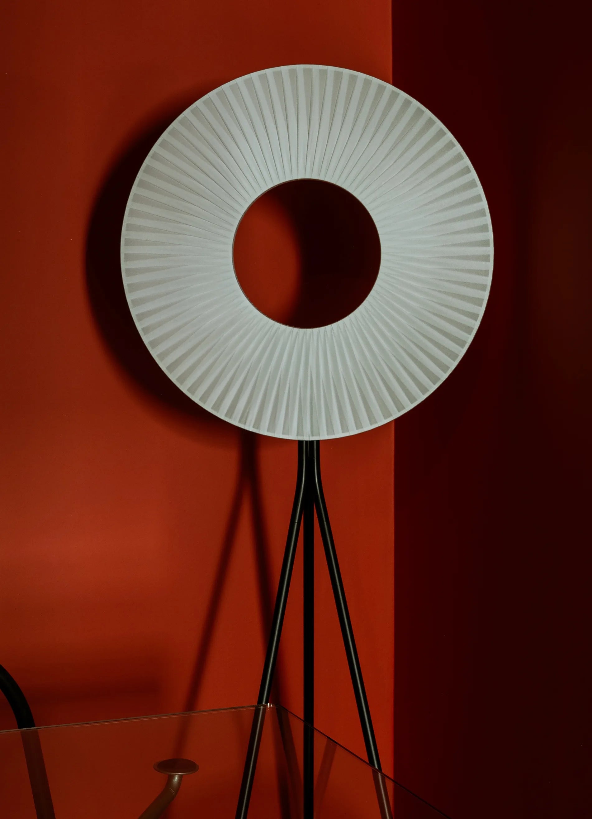 dcw-ditions-iris-floor-tripod-80-lampadaire-disque-led-80-cm-tr-pied-noir image 3
