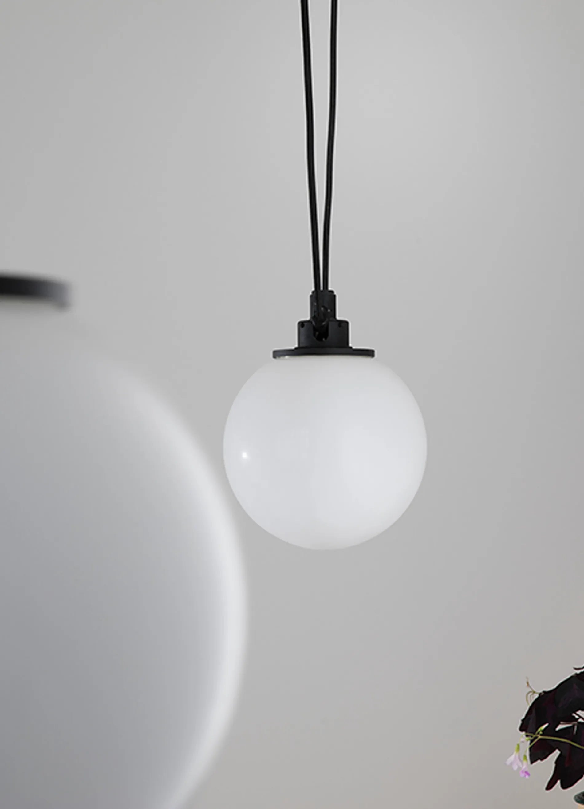 dcw-ditions-acrobate-de-gras-n-324-globe-opalin-175-suspension image 2