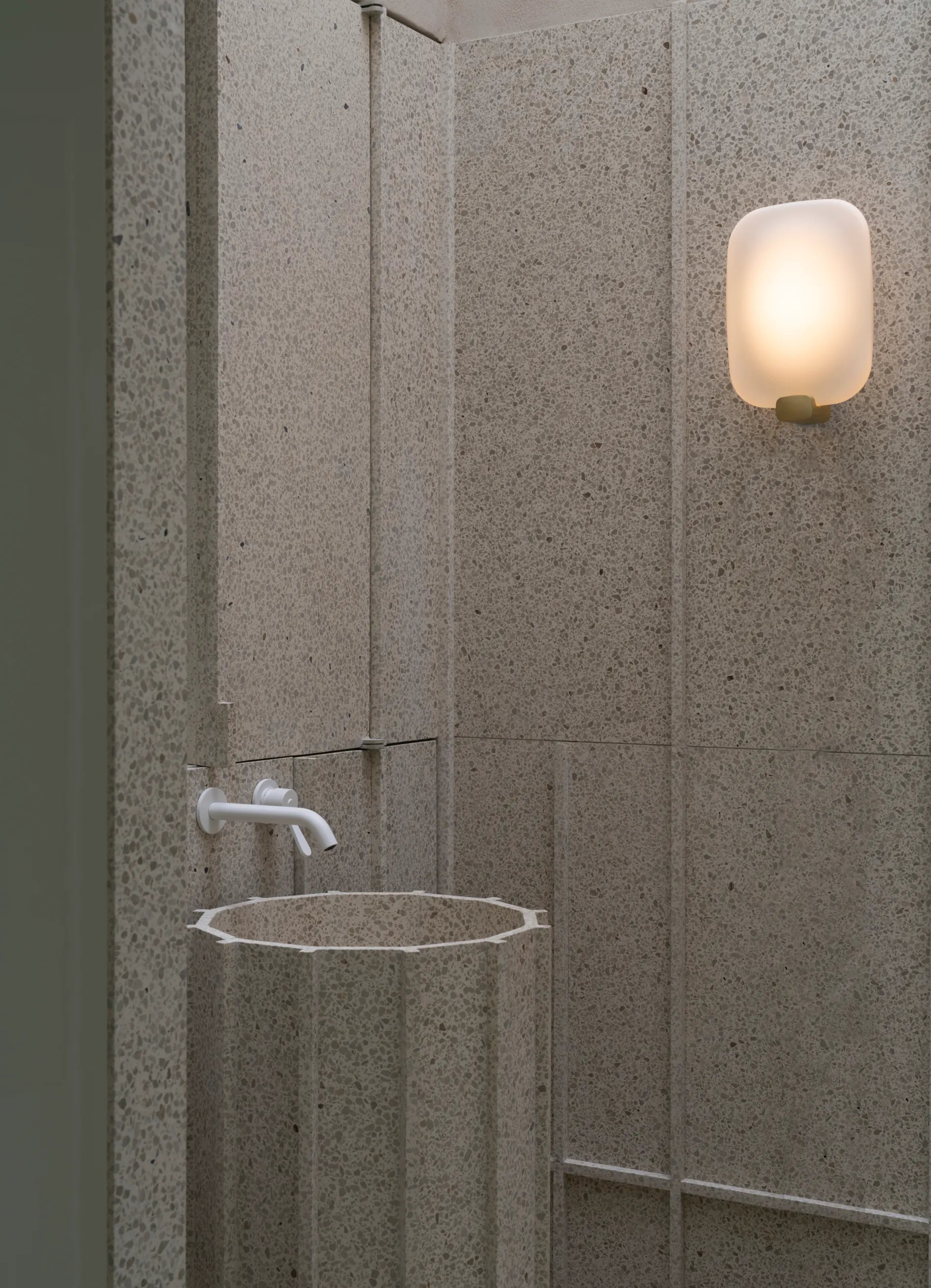 dcw-ditions-light-me-tender-vertical-applique-murale-salle-de-bain image 3