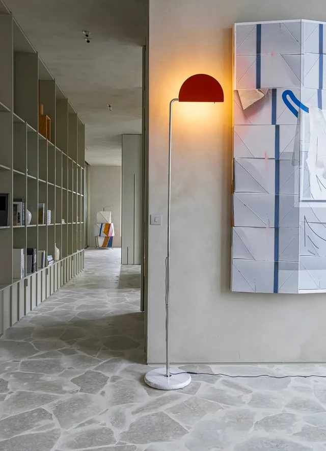 dcw-ditions-mezzaluna-floor-lampadaire-led-acier-marbre-et-aluminium-noir image 1